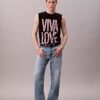 Marc Hundley Pride Viva Love Tanktop mit lockerer Passform Marc Hundley Pride Viva Love Tanktop mit lockerer Passform