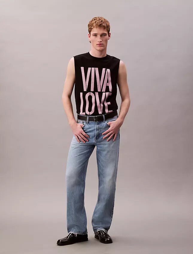 Marc Hundley Pride Viva Love Tanktop mit lockerer Passform Marc Hundley Pride Viva Love Tanktop mit lockerer Passform