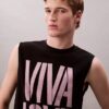 Marc Hundley Pride Viva Love Tanktop mit lockerer Passform Marc Hundley Pride Viva Love Tanktop mit lockerer Passform