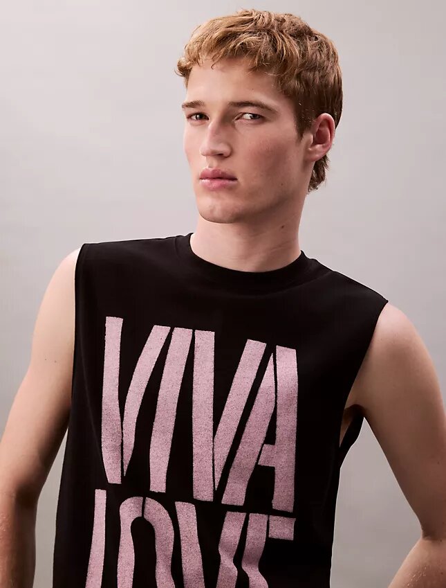 Marc Hundley Pride Viva Love Tanktop mit lockerer Passform Marc Hundley Pride Viva Love Tanktop mit lockerer Passform