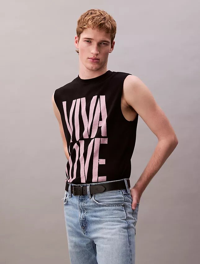 Marc Hundley Pride Viva Love Tanktop mit lockerer Passform Marc Hundley Pride Viva Love Tanktop mit lockerer Passform