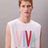 Marc Hundley Pride Viva Love Tanktop mit lockerer Passform Marc Hundley Pride Viva Love Tanktop mit lockerer Passform