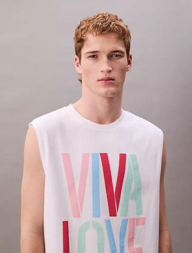 Marc Hundley Pride Viva Love Tanktop mit lockerer Passform Marc Hundley Pride Viva Love Tanktop mit lockerer Passform