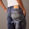 Maßgeschneiderte Hose mit Denim-Print