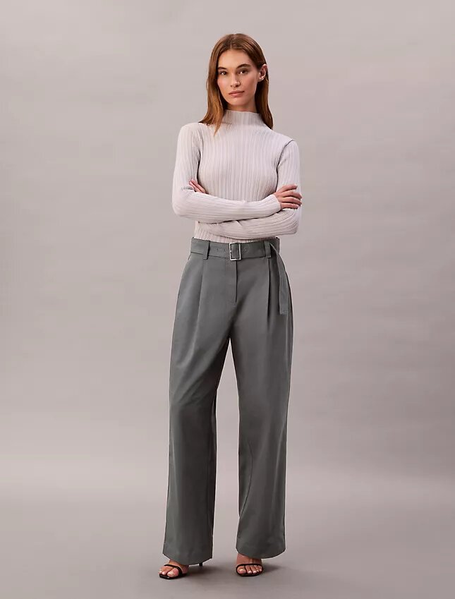 Maßgeschneiderte Hose mit Gürtel Maßgeschneiderte Hose mit Gürtel