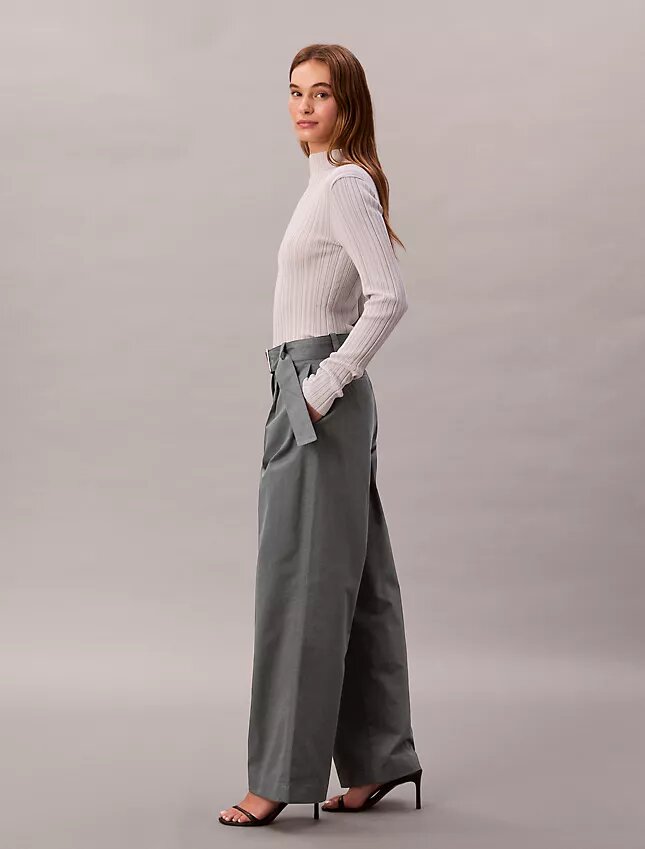 Maßgeschneiderte Hose mit Gürtel Maßgeschneiderte Hose mit Gürtel