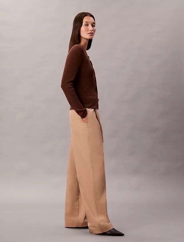 Maßgeschneiderte Hose mit Gürtel Maßgeschneiderte Hose mit Gürtel