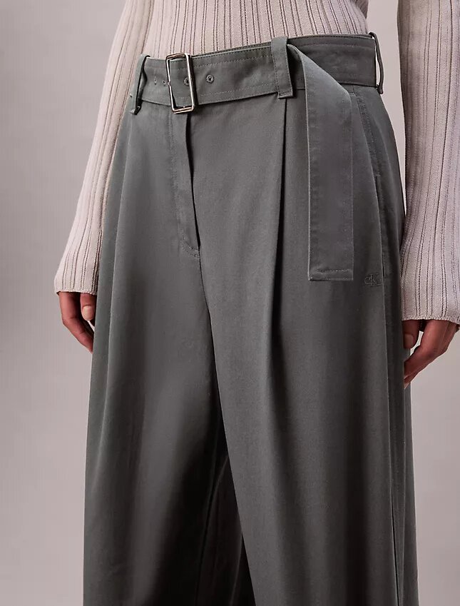 Maßgeschneiderte Hose mit Gürtel Maßgeschneiderte Hose mit Gürtel