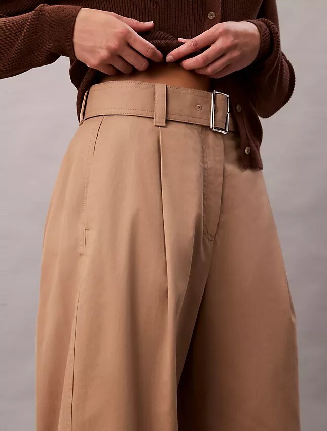 Maßgeschneiderte Hose mit Gürtel Maßgeschneiderte Hose mit Gürtel
