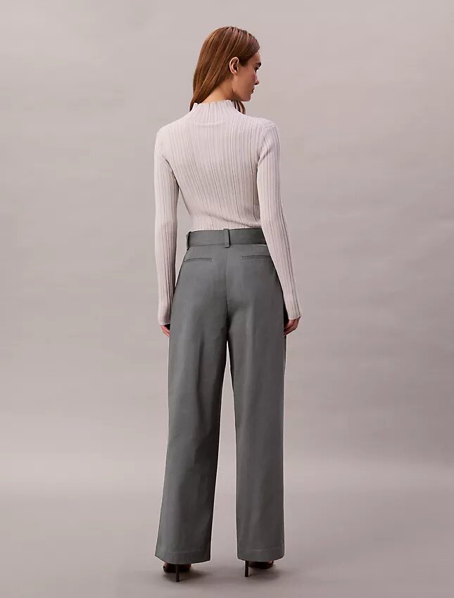 Maßgeschneiderte Hose mit Gürtel Maßgeschneiderte Hose mit Gürtel