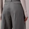 Maßgeschneiderte Hose mit Gürtel Maßgeschneiderte Hose mit Gürtel
