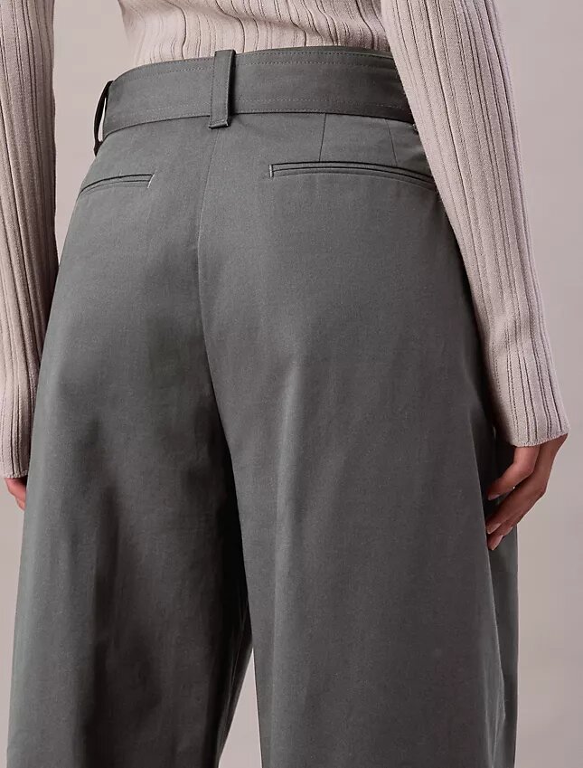Maßgeschneiderte Hose mit Gürtel Maßgeschneiderte Hose mit Gürtel