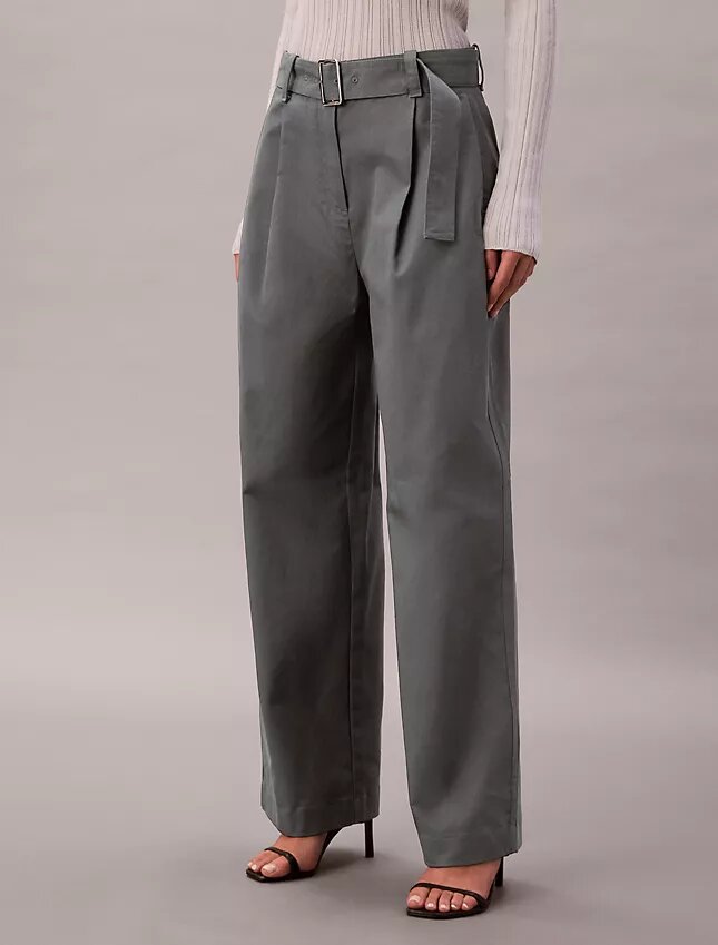Maßgeschneiderte Hose mit Gürtel Maßgeschneiderte Hose mit Gürtel