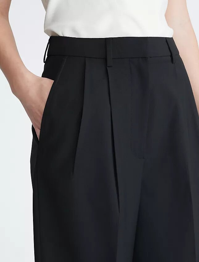 Maßgeschneiderte Hose mit weitem Bein Maßgeschneiderte Hose mit weitem Bein