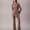 Maßgeschneiderte Strickhose mit ausgestelltem Bein und elastischem Bund Maßgeschneiderte Strickhose mit ausgestelltem Bein und elastischem Bund