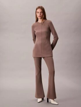 Maßgeschneiderte Strickhose mit ausgestelltem Bein und elastischem Bund Maßgeschneiderte Strickhose mit ausgestelltem Bein und elastischem Bund