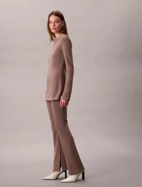 Maßgeschneiderte Strickhose mit ausgestelltem Bein und elastischem Bund Maßgeschneiderte Strickhose mit ausgestelltem Bein und elastischem Bund