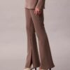 Maßgeschneiderte Strickhose mit ausgestelltem Bein und elastischem Bund Maßgeschneiderte Strickhose mit ausgestelltem Bein und elastischem Bund