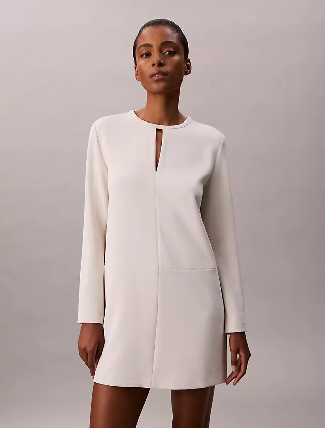 Maßgeschneidertes Minikleid aus Krepp Maßgeschneidertes Minikleid aus Krepp