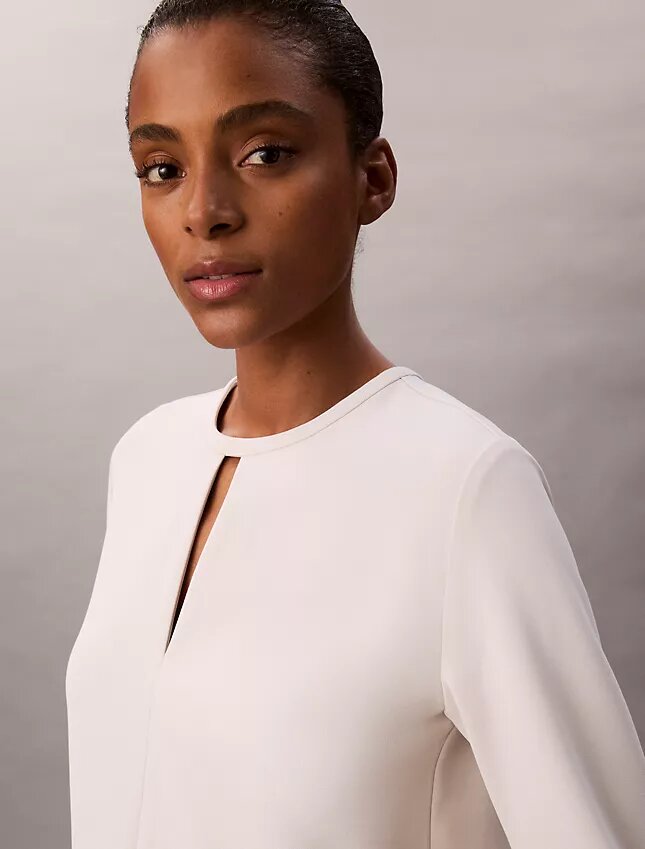 Maßgeschneidertes Minikleid aus Krepp Maßgeschneidertes Minikleid aus Krepp