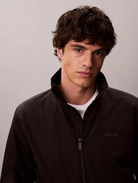 Matte Windjacke