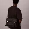 Messenger-Tasche mit durchgehendem Monogram Messenger-Tasche mit durchgehendem Monogram