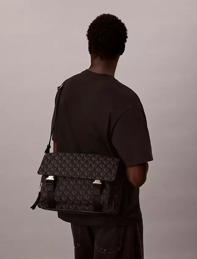 Messenger-Tasche mit durchgehendem Monogram Messenger-Tasche mit durchgehendem Monogram