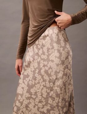 Midirock aus geknittertem Satin mit Print