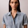 Mini-Kleid aus Denim mit Gürtel Mini-Kleid aus Denim mit Gürtel