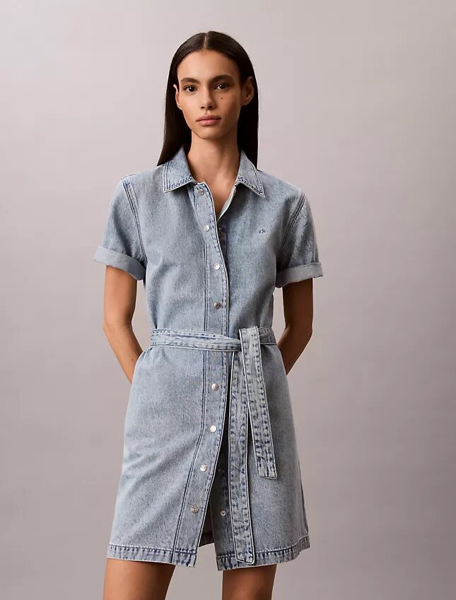 Mini-Kleid aus Denim mit Gürtel Mini-Kleid aus Denim mit Gürtel