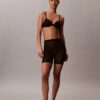 Minimalistische Boyshorts mit tiefem Rückenausschnitt aus Mesh Minimalistische Boyshorts mit tiefem Rückenausschnitt aus Mesh
