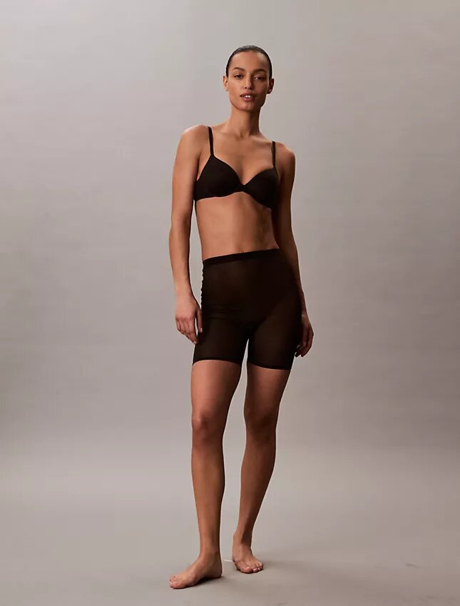 Minimalistische Boyshorts mit tiefem Rückenausschnitt aus Mesh Minimalistische Boyshorts mit tiefem Rückenausschnitt aus Mesh