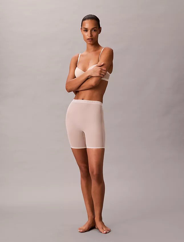 Minimalistische Boyshorts mit tiefem Rückenausschnitt aus Mesh Minimalistische Boyshorts mit tiefem Rückenausschnitt aus Mesh