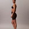 Minimalistische Boyshorts mit tiefem Rückenausschnitt aus Mesh Minimalistische Boyshorts mit tiefem Rückenausschnitt aus Mesh