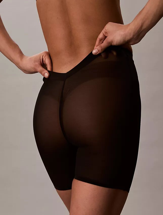 Minimalistische Boyshorts mit tiefem Rückenausschnitt aus Mesh Minimalistische Boyshorts mit tiefem Rückenausschnitt aus Mesh