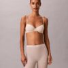 Minimalistische Boyshorts mit tiefem Rückenausschnitt aus Mesh Minimalistische Boyshorts mit tiefem Rückenausschnitt aus Mesh