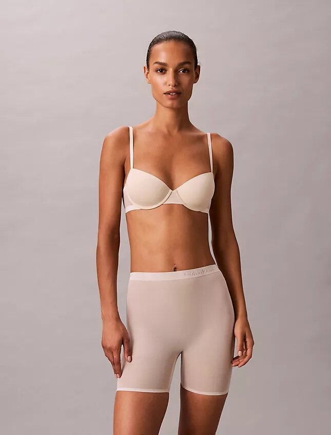 Minimalistische Boyshorts mit tiefem Rückenausschnitt aus Mesh Minimalistische Boyshorts mit tiefem Rückenausschnitt aus Mesh