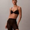 Minimalistische Boyshorts mit tiefem Rückenausschnitt aus Mesh Minimalistische Boyshorts mit tiefem Rückenausschnitt aus Mesh