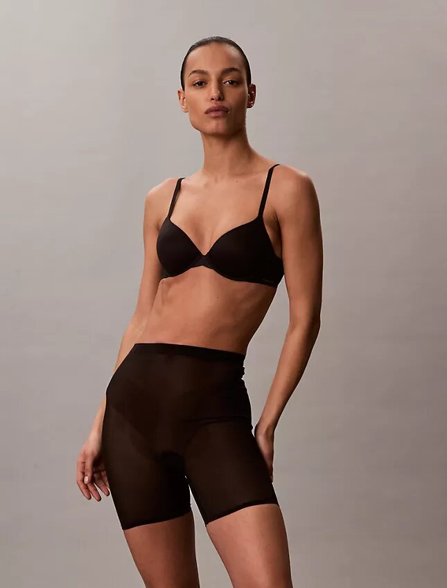 Minimalistische Boyshorts mit tiefem Rückenausschnitt aus Mesh Minimalistische Boyshorts mit tiefem Rückenausschnitt aus Mesh