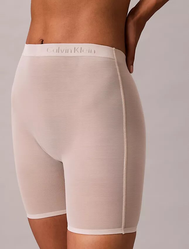 Minimalistische Boyshorts mit tiefem Rückenausschnitt aus Mesh Minimalistische Boyshorts mit tiefem Rückenausschnitt aus Mesh