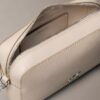 Minimalistische Monogram-Handytasche Minimalistische Monogram-Handytasche