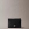 Minimalistisches Monogram-Kartenetui mit Klappe Minimalistisches Monogram-Kartenetui mit Klappe