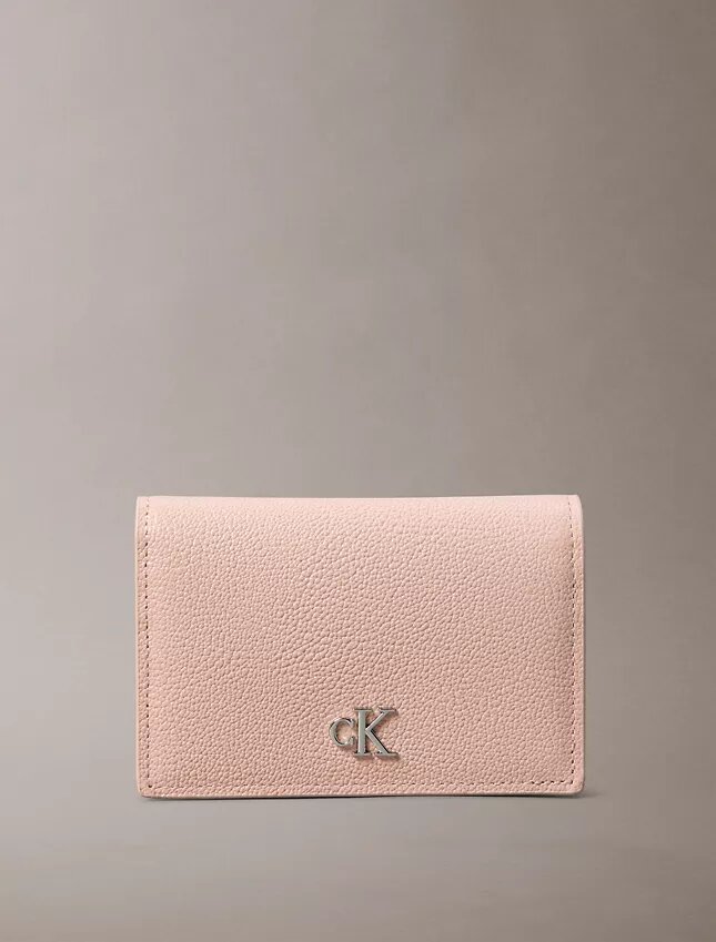 Minimalistisches Monogram-Kartenetui mit Klappe Minimalistisches Monogram-Kartenetui mit Klappe