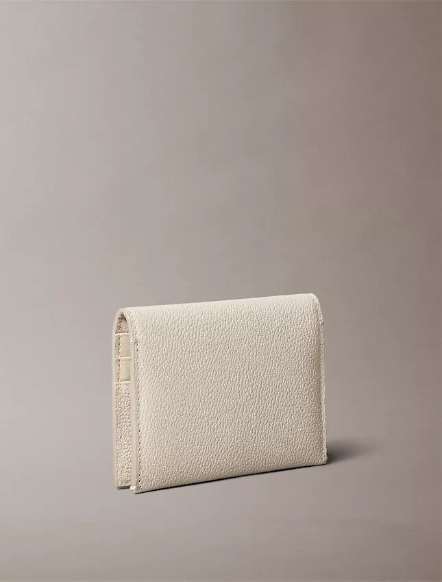 Minimalistisches Monogram-Kartenetui mit Klappe Minimalistisches Monogram-Kartenetui mit Klappe