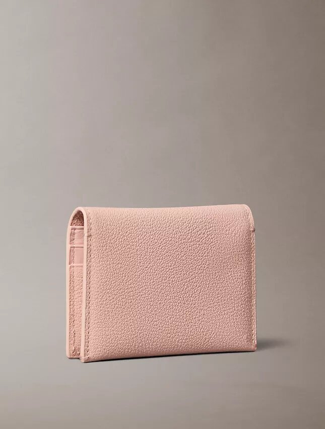 Minimalistisches Monogram-Kartenetui mit Klappe Minimalistisches Monogram-Kartenetui mit Klappe