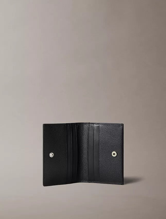 Minimalistisches Monogram-Kartenetui mit Klappe Minimalistisches Monogram-Kartenetui mit Klappe