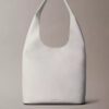 Mittlere, locker sitzende Tasche mit Noppenstruktur Mittlere, locker sitzende Tasche mit Noppenstruktur