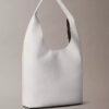 Mittlere, locker sitzende Tasche mit Noppenstruktur Mittlere, locker sitzende Tasche mit Noppenstruktur