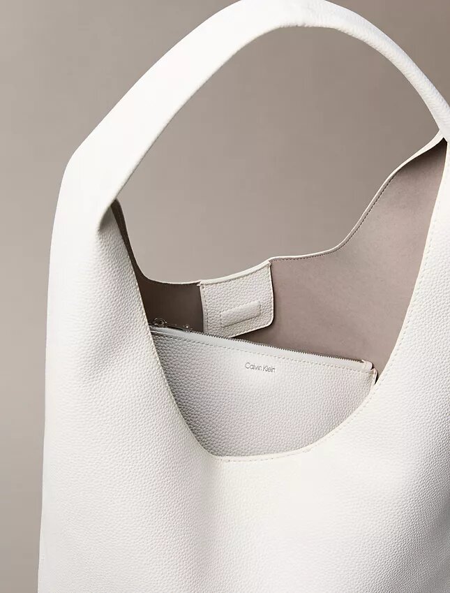 Mittlere, locker sitzende Tasche mit Noppenstruktur Mittlere, locker sitzende Tasche mit Noppenstruktur