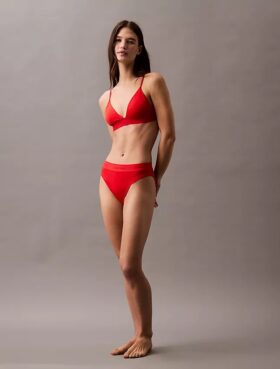 Moderner Bikini-Slip mit Logo als Unterteil